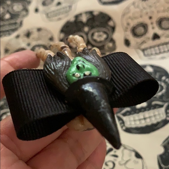 Halloween witch Hair accessory Clip Creepy hand Accessory NEW - Picture 12 of 16